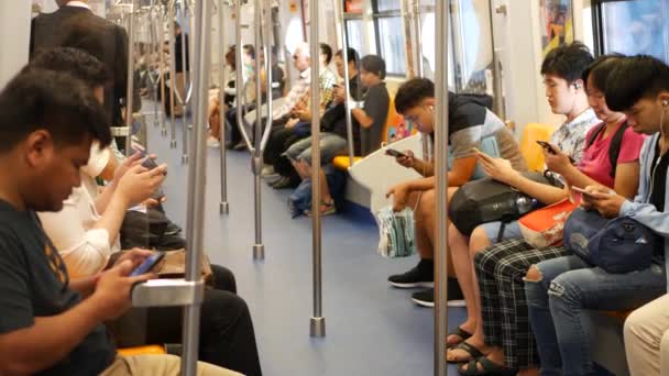 Bangkok Tailandia Julio 2019 Pasajeros Asiáticos Tren Usando Smartphones Gente — Vídeos de Stock