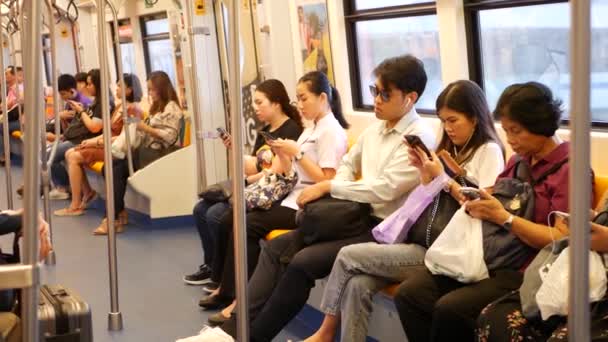 Bangkok Thailand Julho 2019 Passageiros Asiáticos Trem Usando Smartphones Tailandês — Vídeo de Stock