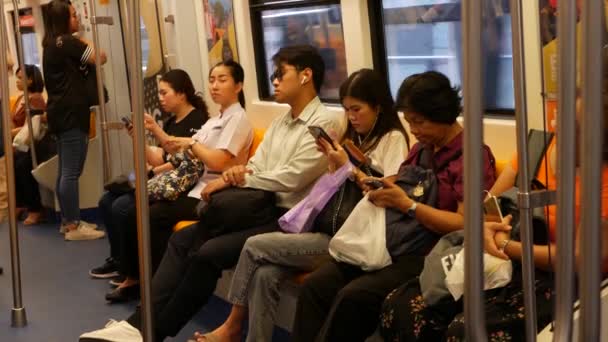 Bangkok Thailand Julho 2019 Passageiros Asiáticos Trem Usando Smartphones Tailandês — Vídeo de Stock