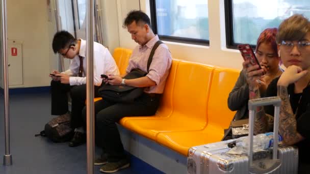 Bangkok Thailandia Luglio 2019 Passeggeri Asiatici Treno Con Smartphone Thai — Video Stock