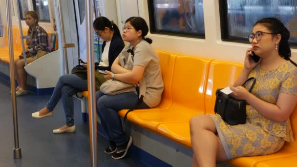 Bangkok Tailandia Julio 2019 Pasajeros Asiáticos Tren Usando Smartphones Gente — Vídeos de Stock