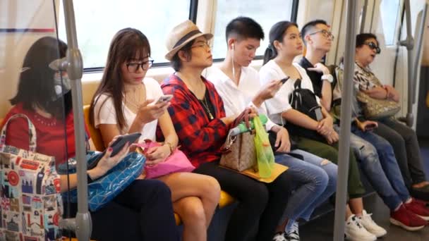 Bangkok Thailand Julho 2019 Passageiros Asiáticos Trem Usando Smartphones Tailandês — Vídeo de Stock