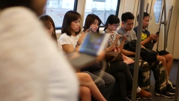 Bangkok Tailandia Julio 2019 Pasajeros Asiáticos Tren Usando Smartphones Gente — Vídeos de Stock