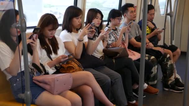 バンコク 2019年7月13日 スマートフォンを使用して電車の中でアジアの乗客 タイの人々は Bts車でインターネットサーフィン 公共交通機関だ 地下鉄のソーシャルメディアと電話からの中毒 — ストック動画