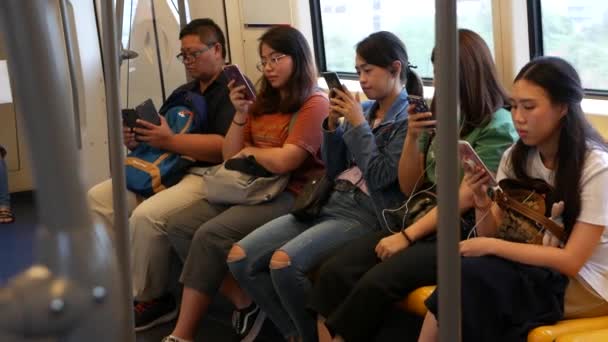 Bangkok Tajlandia Lipiec 2019 Pasażerowie Azjatyccy Pociągu Korzystający Smartfonów Tajlandczycy — Wideo stockowe