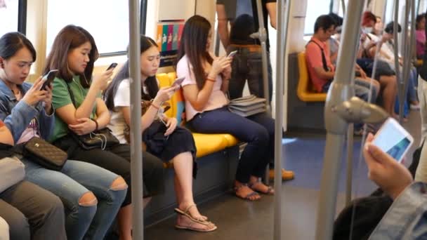 Bangkok Tailandia Julio 2019 Pasajeros Asiáticos Tren Usando Smartphones Gente — Vídeos de Stock