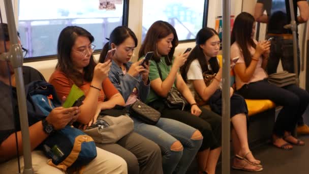 Bangkok Thailand Juli 2019 Asiatiska Tågpassagerare Som Använder Smartphones Thailändare — Stockvideo