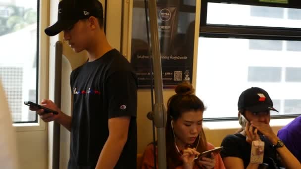 Bangkok Tailandia Julio 2019 Pasajeros Asiáticos Tren Usando Smartphones Gente — Vídeos de Stock