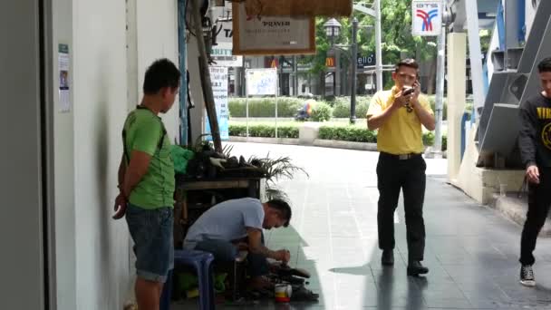 Bangkok Tailandia Julio 2019 Zapatero Étnico Que Trabaja Calle Ciudad — Vídeos de Stock