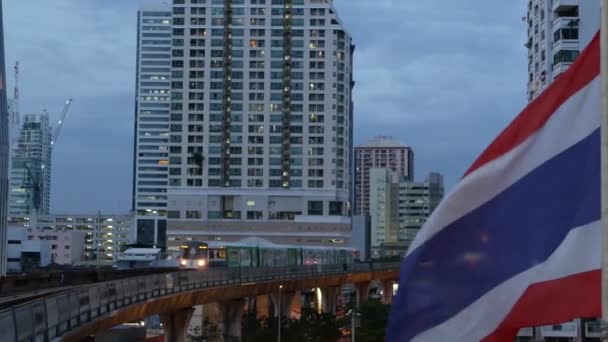 バンコク 2019 Bts空の列車プラットフォームから現代のアジアの都市の眺め 地下鉄の鉄道駅で列車 クルンテープ中心街の公共交通機関 国旗を振りながら — ストック動画