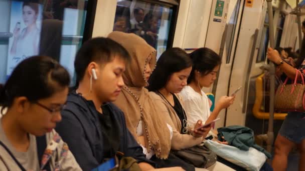 Bangkok Tailandia Julio 2019 Pasajeros Asiáticos Tren Usando Smartphones Gente — Vídeos de Stock