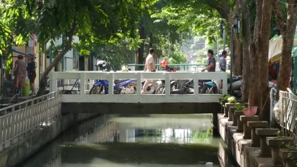 バンコク 2019 シャムの川の運河近くの街の生活 地元市場の近くの橋と伝統的なKhlong 川沿いのタイ人 クルンテープの古典的な水の道 — ストック動画