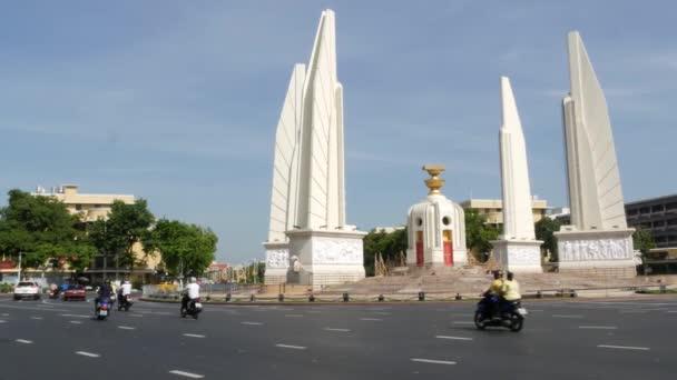 バンコク 2019 首都の民主主義記念碑の近くでラッシュアワーの交通 有名なアジアのランドマークと旅行先 民主的で愛国的なシンボルとダウンタウンの公共交通機関 — ストック動画