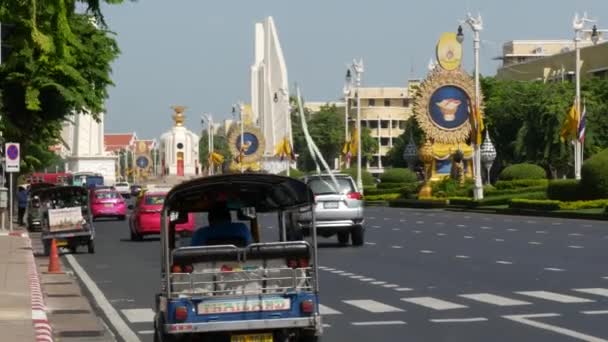 Bangkok Tajlandia Lipiec 2019 Ruch Godzinach Szczytu Pobliżu Pomnika Demokracji — Wideo stockowe