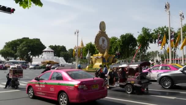 Bangkok Thailand 2019年7月11日 首都Wat Saket附近交通繁忙 亚洲著名的地标和旅游目的地 市区道路上古老的宗教修道院和公共交通 — 图库视频影像