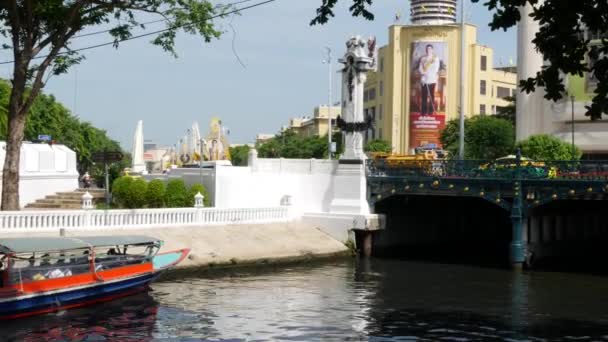 バンコク タイ王国 7月2019 公共交通機関のための古典的な水の道として運河 クロンの街の生活 渋滞時には地元の人が伝統的な交通手段としてボートを使う — ストック動画