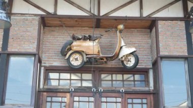 BANGKOK, THAILAND 12 Temmuz 2019 Rod Fai Talad retro gece tren pazarı. Popüler Asyalı hippi sokak bit pazarı. Eski moda moda moda bir dekor, ikinci el satılık antika mallar..