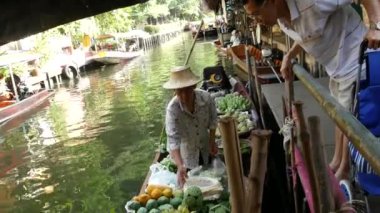 BANGKOK, THAILAND - 13 HAZİRAN 2019: Geleneksel Khlong nehir kanalı, yerel kadın çiftçiler, meyve ve sebzeli uzun kuyruklu tekneler. İkonik Asya sokak yemekleri satıyor.