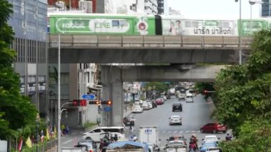 BANGKOK, THAILAND - 13 HAZİRAN, 2019: modern şehir caddesinde trafik. Çağdaş tren, demiryolu köprüsünde ve başkentte arabalar var.