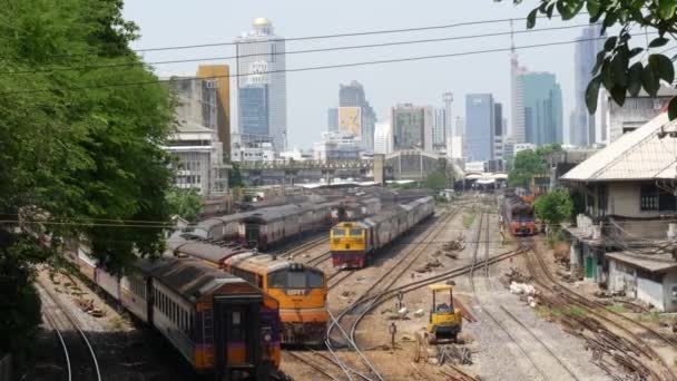 Bangkok Thailand Temmuz 2019 Şehir Manzarası Gökdelenler Karşısında Tren Istasyonu — Stok video