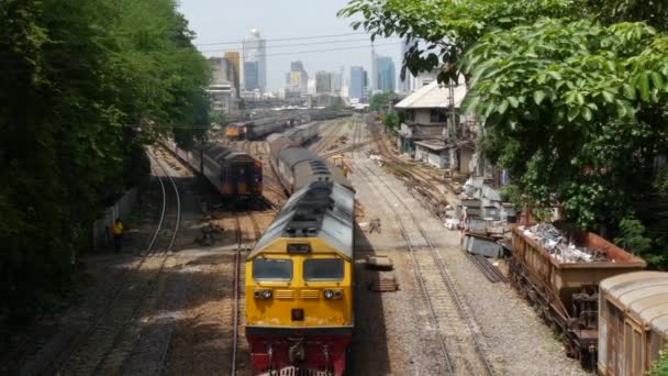 Bangkok Thailand Temmuz 2019 Şehir Manzarası Gökdelenler Karşısında Tren Istasyonu — Stok video