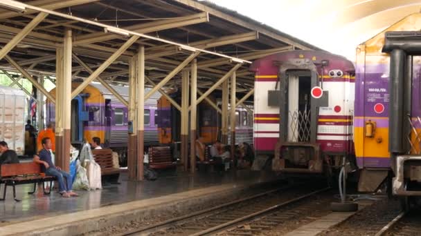 Bangkok Thailand Juli 2019 Hua Lamphong Treinstation Staatsspoorweginfrastructuur Srt Passagiers — Stockvideo