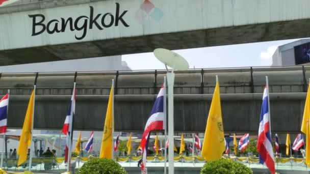 Bangkok Tailandia Julio 2019 Peatones Caminando Por Puente Cerca Mbk — Vídeo de stock