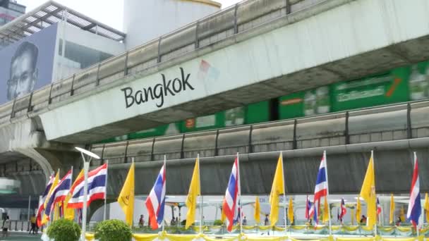 Bangkok Tailandia Julio 2019 Peatones Caminando Por Puente Cerca Mbk — Vídeos de Stock