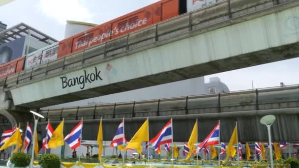 Bangkok Tailandia Julio 2019 Peatones Caminando Por Puente Cerca Mbk — Vídeos de Stock