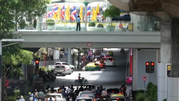 Bangkok Thailandia Luglio 2019 Intersezione Sulla Trafficata Strada Cittadina Persone — Video Stock
