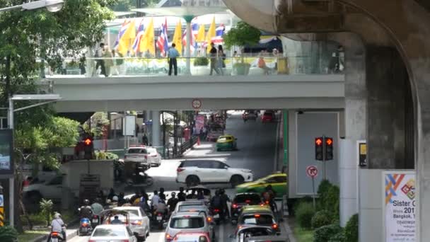 Bangkok Tailandia Julio 2019 Intersección Concurrida Calle Ciudad Personas Motocicletas — Vídeos de Stock