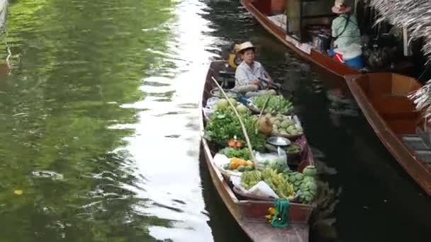 バンコク 7月2019 ラットマヨム浮遊市場 伝統的な古典的なKhlong川の運河 地元の女性農家 果物や野菜とロングテールボート アジアのストリートフード販売の象徴 — ストック動画
