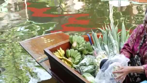 バンコク 7月2019 ラットマヨム浮遊市場 伝統的な古典的なKhlong川の運河 地元の女性農家 果物や野菜とロングテールボート アジアのストリートフード販売の象徴 — ストック動画