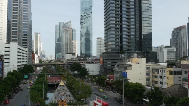 Bangkok Thailand 2019年7月13日 现代萨顿金融商业区的Mahanakhon King Power摩天大楼 Maha Nakhon 最高的未来派建筑 高峰时段的交通 — 图库视频影像