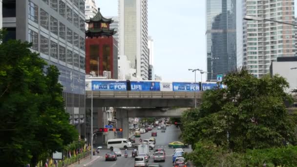 バンコク 2019 近代的な街の通りの交通 首都中心部の車と道路上の鉄道橋に乗る現代的な列車 — ストック動画