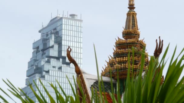 Bangkok Tajlandia Lipiec 2019 Konceptualny Kontrast Orientalnej Starej Tradycyjnej Świątyni — Wideo stockowe
