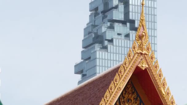 Bangkok Tajlandia Lipiec 2019 Konceptualny Kontrast Orientalnej Starej Tradycyjnej Świątyni — Wideo stockowe