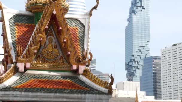 バンコク 2019 東洋の古い伝統的な古代寺院と現代の新しい未来的なマハーナコーン超高層ビルの概念的なコントラスト 都市部の街並みと比較して古典仏教 — ストック動画