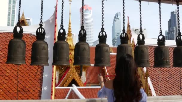 バンコク 2019 東洋の古い伝統的な古代のホアヒンランフォン寺院と現代のマハーナコーン超高層ビルの概念的なコントラスト 都市部の街並みと比較して古典仏教 — ストック動画