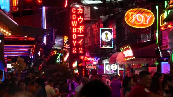 バンコク 2019年7月13日 ソイカウボーイ通りに輝く鮮やかなネオンサイン エロい赤信号区のナイトライフ ライトアップされたバーと大人のゴーゴーショークラブ ナイトライフ観光エンターテイメント — ストック動画