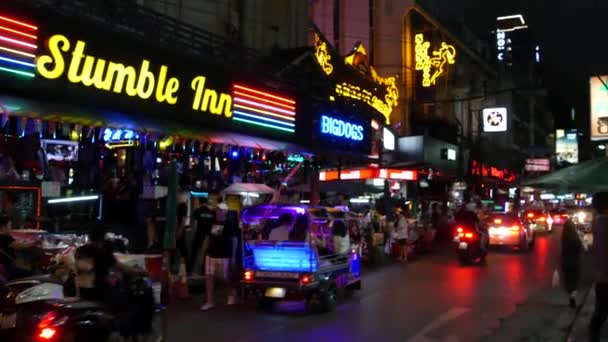 Бангкок Таиланд Июля 2019 Сияющие Неоновые Знаки Улица Нана Плаза — стоковое видео