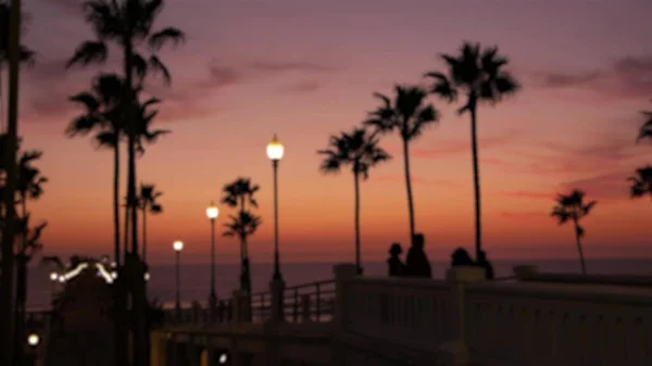 Defokussierte Palmen, dämmernder Himmel, Kalifornien USA. Tropische Strandatmosphäre bei Sonnenuntergang. Die Stimmung in Los Angeles. — Stockfoto
