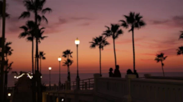 Defokted Palms, Twilight Sky, Kalifornia Egyesült Államok. Trópusi tengerparti naplemente hangulat. Los Angeles-i rezgések. — Stock Fotó