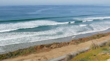 Seascape Vista Point, Del Mar Torrey Pines, Kaliforniya kıyısı ABD. Okyanus gelgiti, mavi deniz dalgası