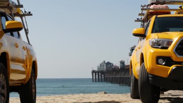 Coche salvavidas amarillo, playa del océano California USA. Camioneta de rescate, vehículo salvavidas. — Vídeo de stock