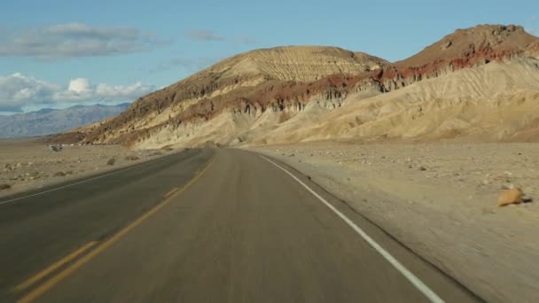 Ταξίδι στο Death Valley, Artists Palette drive, Καλιφόρνια ΗΠΑ. Hitchhiking auto ταξίδια στην Αμερική. Highway, πολύχρωμα γυμνά βουνά και άνυδρη έρημο του κλίματος. Θέα από το αυτοκίνητο. Ταξίδι στη Νεβάδα — Αρχείο Βίντεο