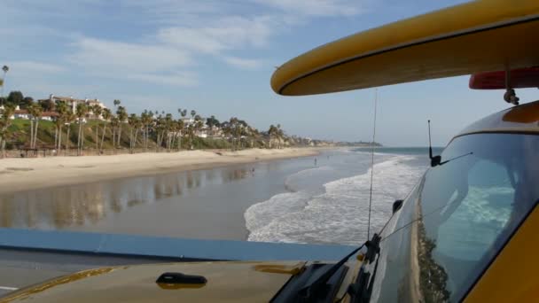 Sárga életmentő autó, óceán strand Kalifornia USA. Mentőkocsi, életmentő jármű.. — Stock videók