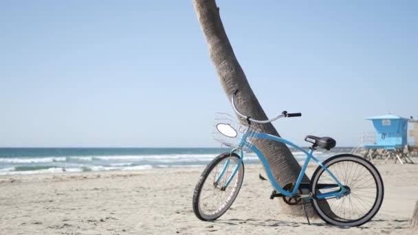 Bicycle cruiser bike by ocean beach California coast USA. Summer sea shore. Cycle by lifeguard tower — Stock Video