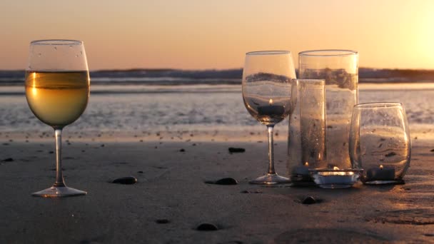 Luces de llama de vela en vidrio, fecha romántica playa por las olas del océano, mar de verano. Luz de las velas en la arena. — Vídeos de Stock