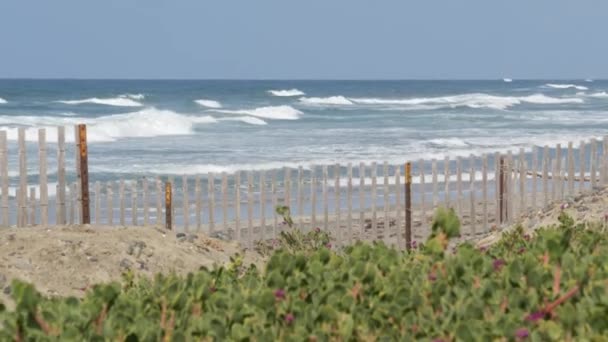 Kaliforniya 'nın sahil şeridi ABD' de büyük dalgalar var. Pasifik Okyanusu kıyıları, deniz kıyısındaki çitler. — Stok video